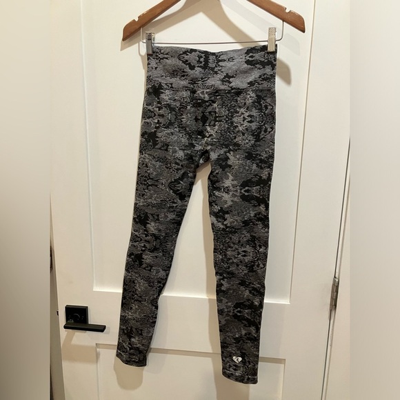 Womens Best brand medium Gray Camouflage Leggings - Picture 7 of 16